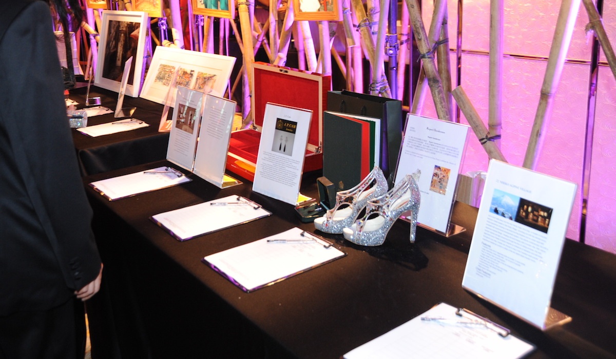Guests_bid_on_silent_auction_items_(5820060951)