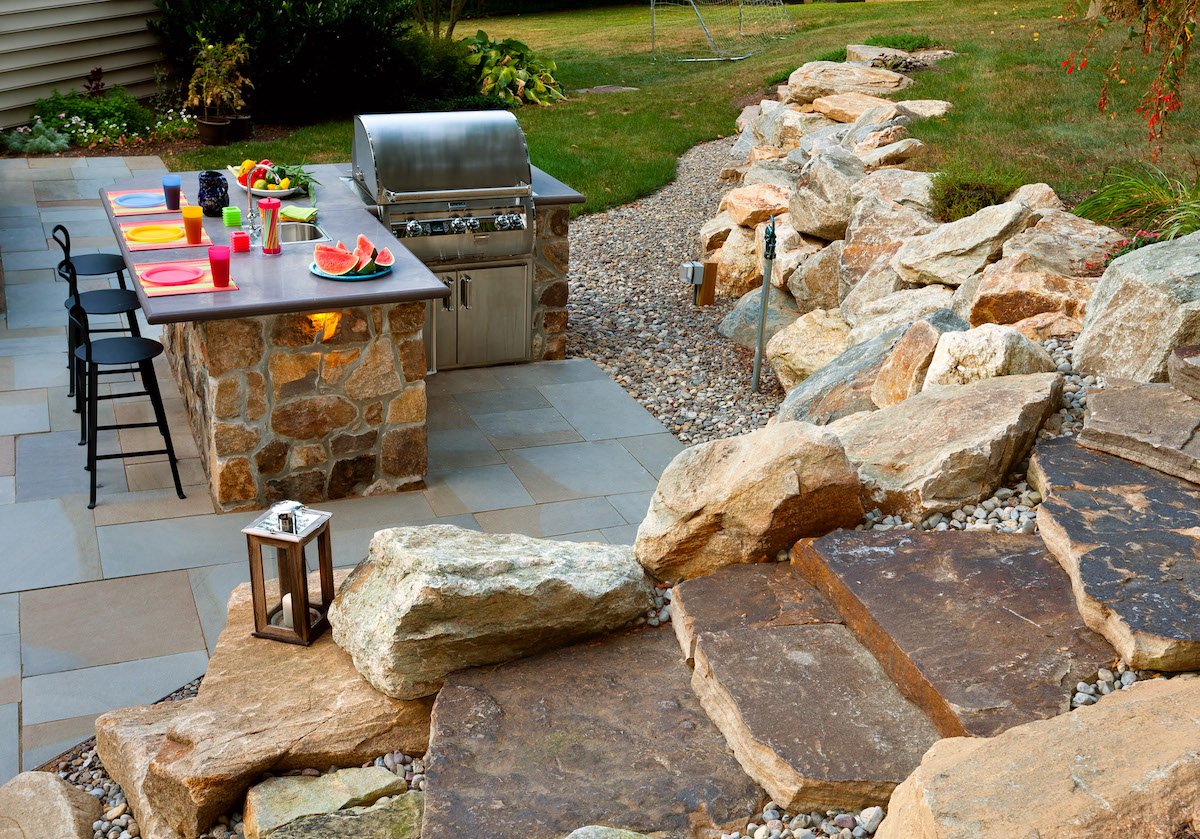 outdoor-kitchen-flagstone-patio-boulders-4